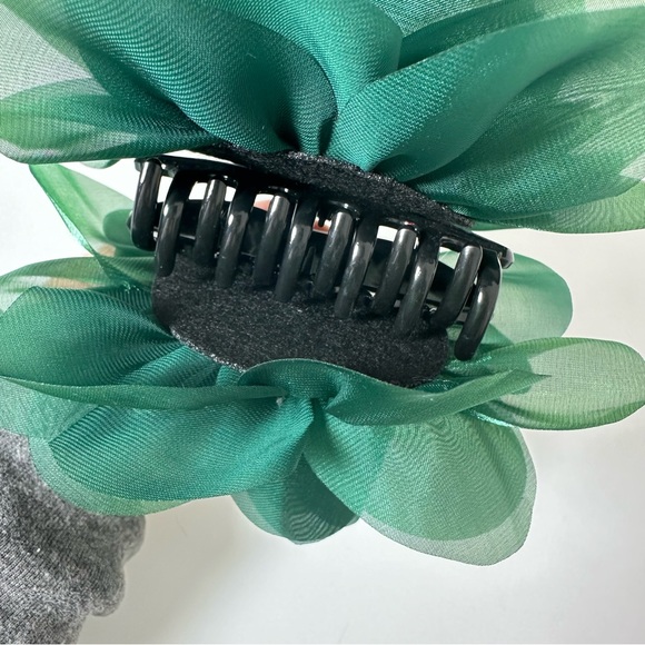 Big Flower Hair Claw in Green - Picture 3 of 4